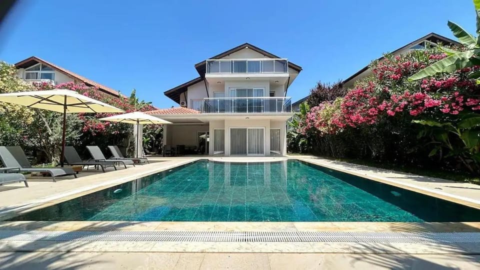 Property building, Garden, Pool view, Swimming pool
