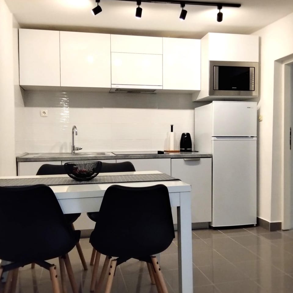 Dining area, dishwasher, stove