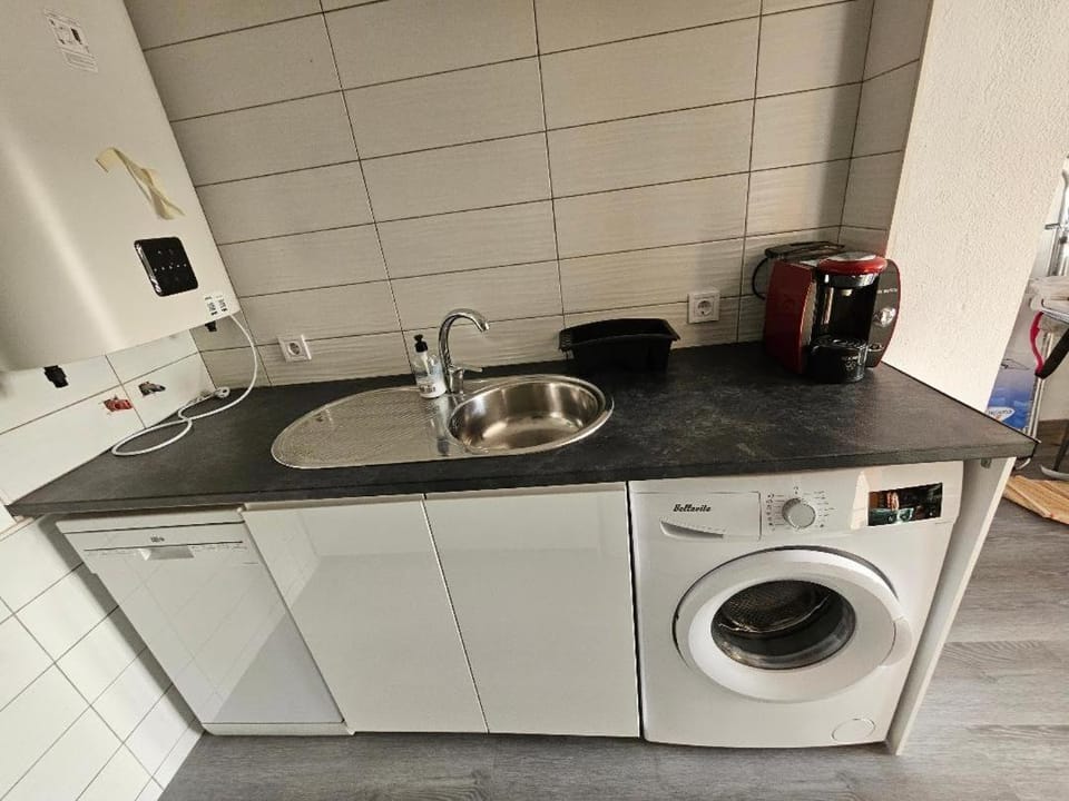 Coffee/tea facilities, Kitchen or kitchenette, dishwasher, microwave, stove, toaster, washing machine