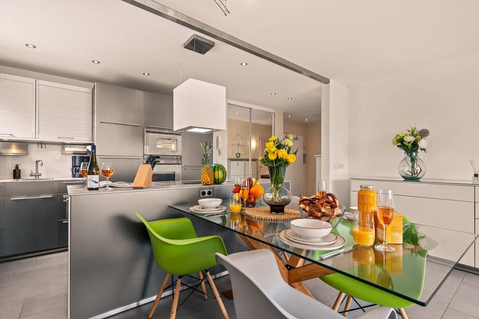 Coffee/tea facilities, Kitchen or kitchenette, Dining area, Food, oven, toaster