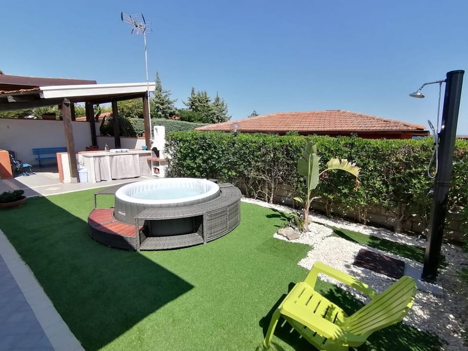 Shower, Patio, Garden, Hot Tub, Floor plan, Swimming pool, sunbed