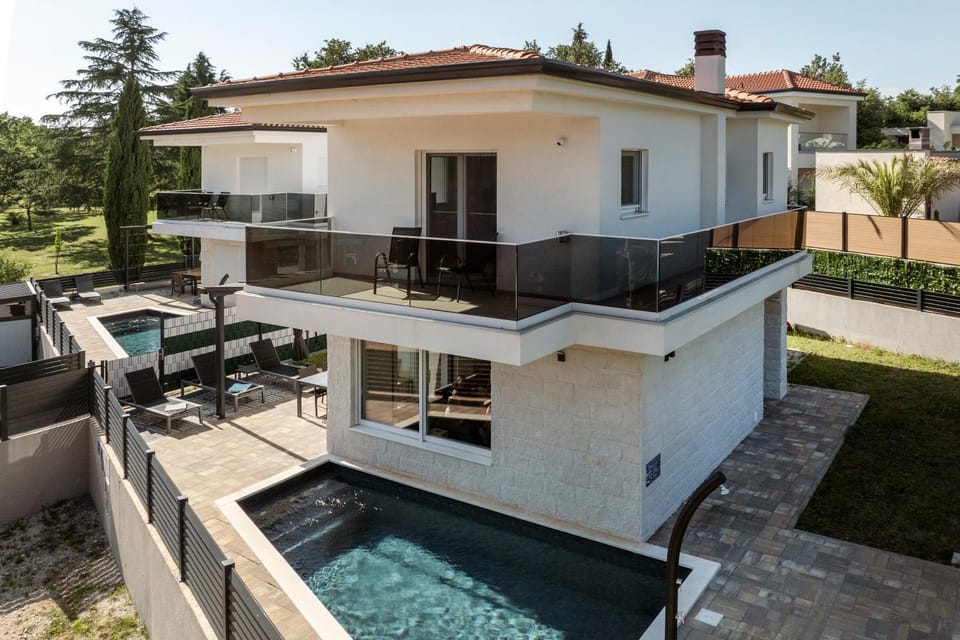 Property building, Swimming pool