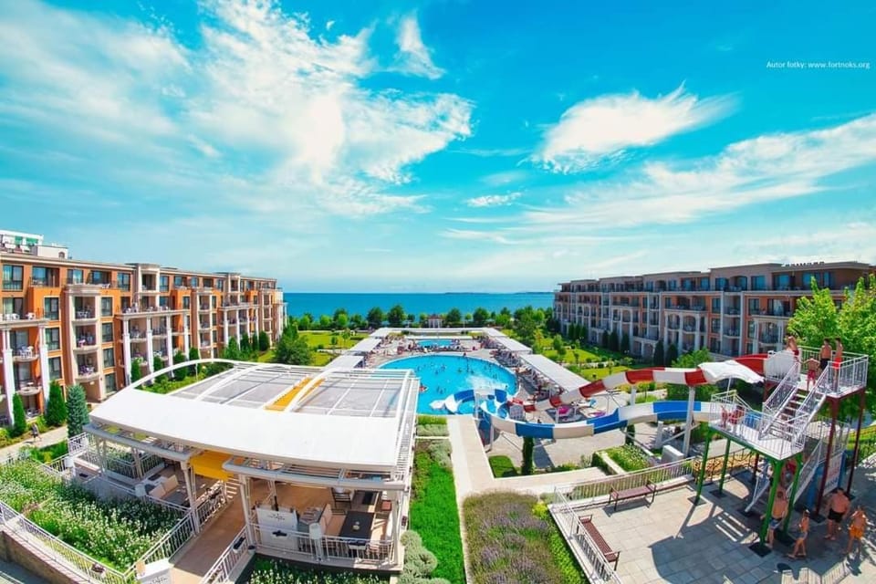 Property building, Pool view, Sea view, Swimming pool, sunbed