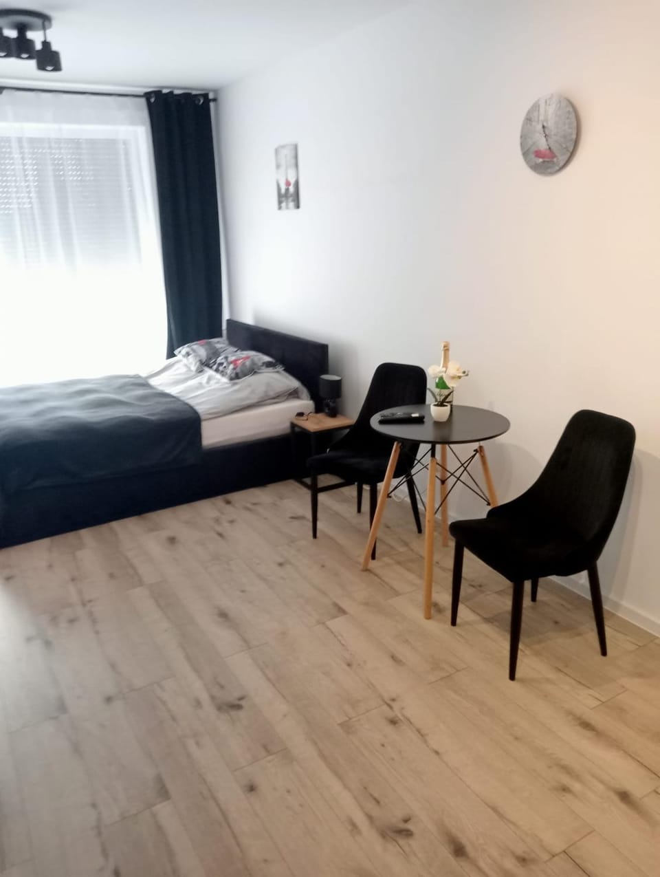 Bed, Living room, Photo of the whole room, Seating area