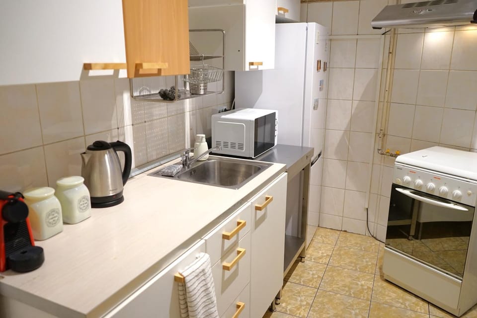 Coffee/tea facilities, oven, stove, toaster