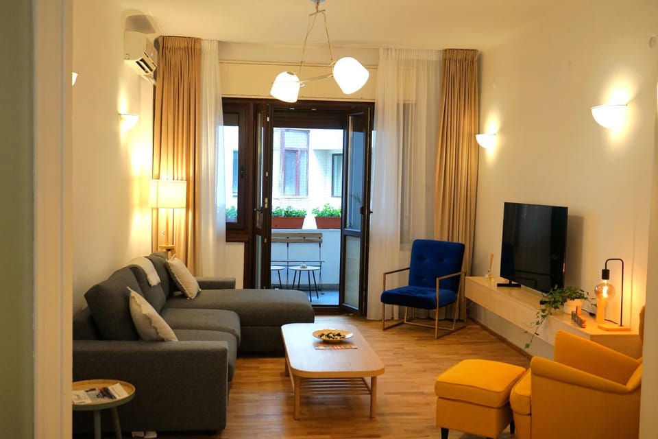 TV and multimedia, Living room, Seating area, Evening entertainment