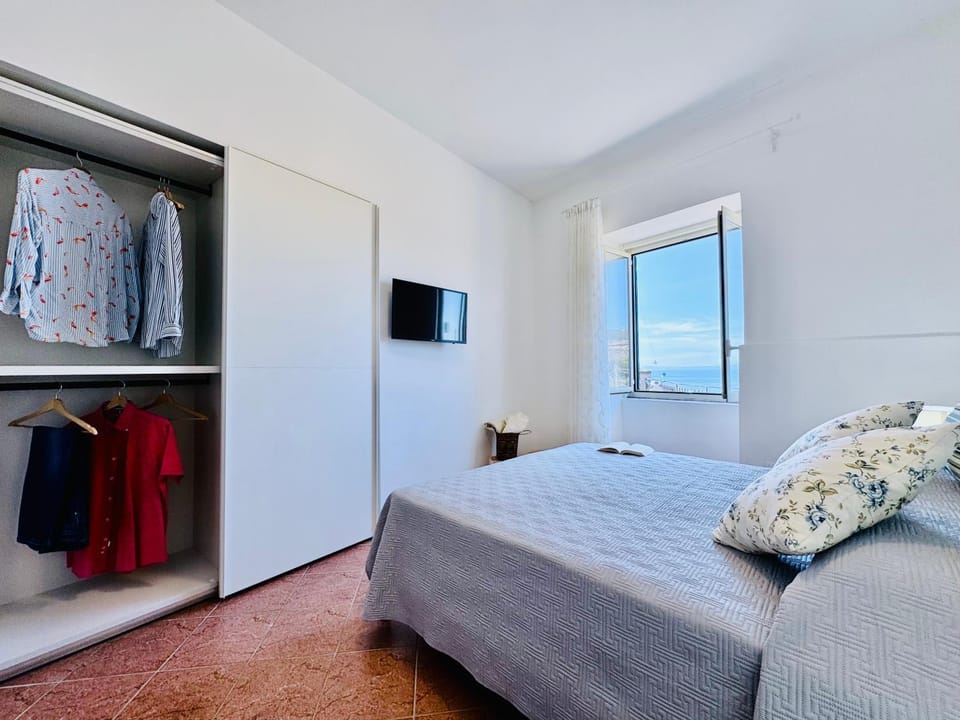 Bed, TV and multimedia, Photo of the whole room, Bedroom, wardrobe