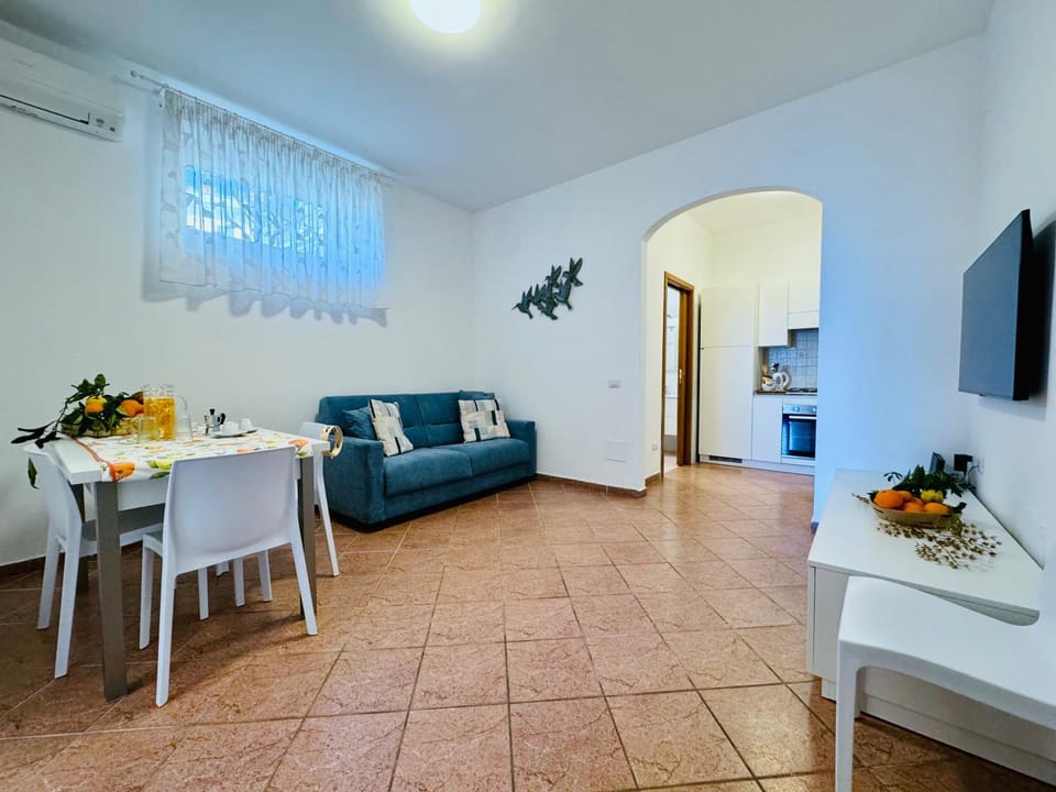 TV and multimedia, Living room, Seating area, Dining area, air conditioner