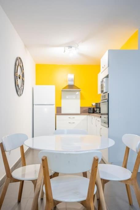 Kitchen or kitchenette, Dining area, minibar, pet friendly, stove