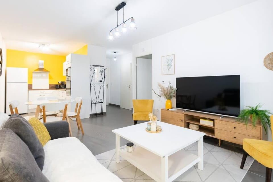 TV and multimedia, Kitchen or kitchenette, Living room, Dining area