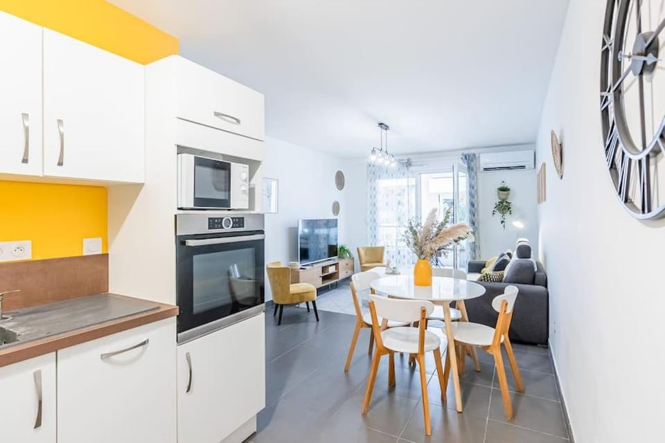 Kitchen or kitchenette, Living room, Dining area, minibar, pet friendly, stove, toaster