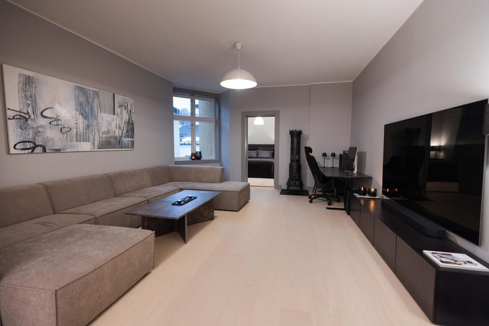 TV and multimedia, Living room, Seating area, Evening entertainment