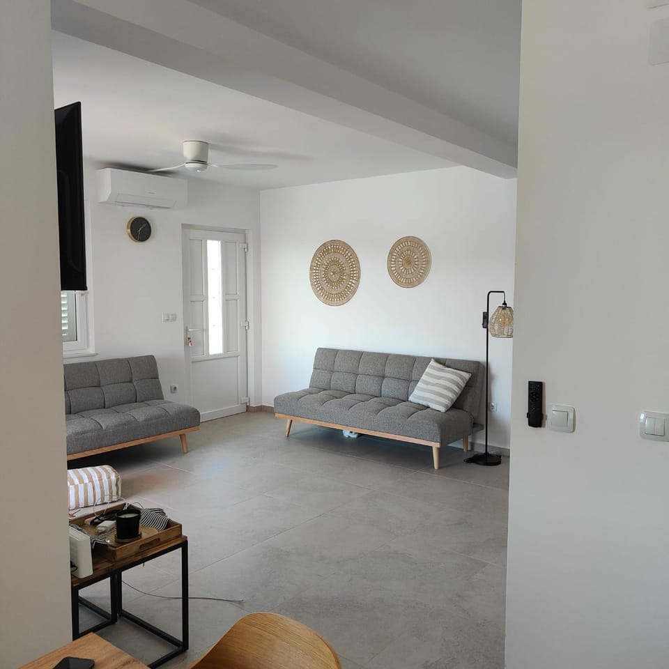 Living room, Photo of the whole room, Seating area, air conditioner