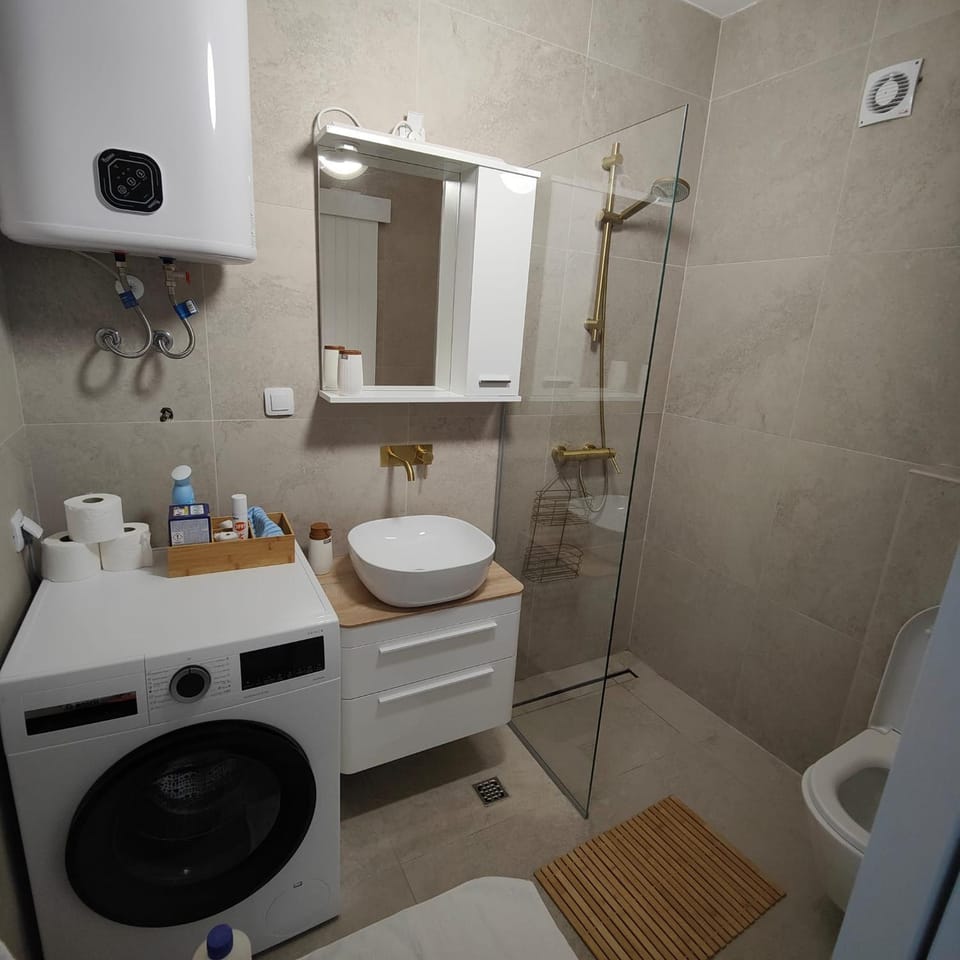 Shower, Toilet, Bathroom, towels, washing machine