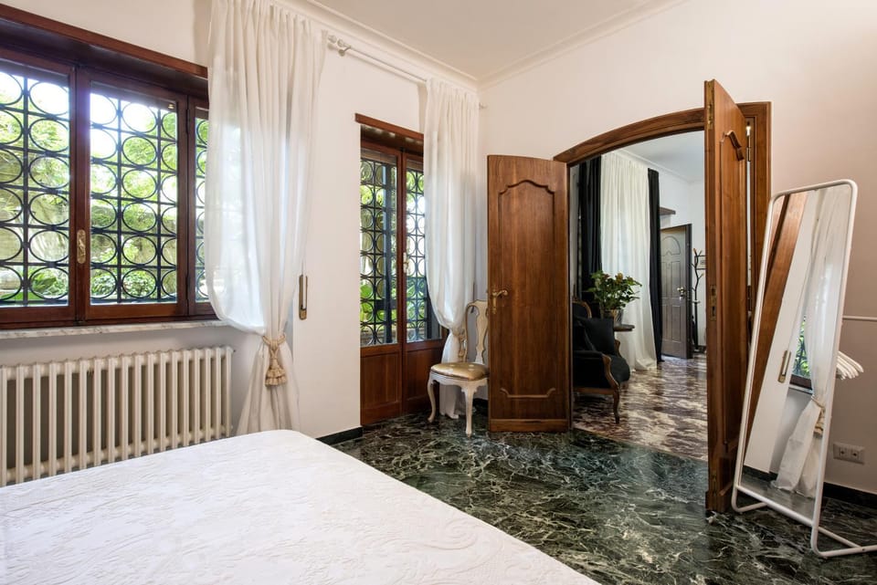Photo of the whole room, Decorative detail, Bedroom