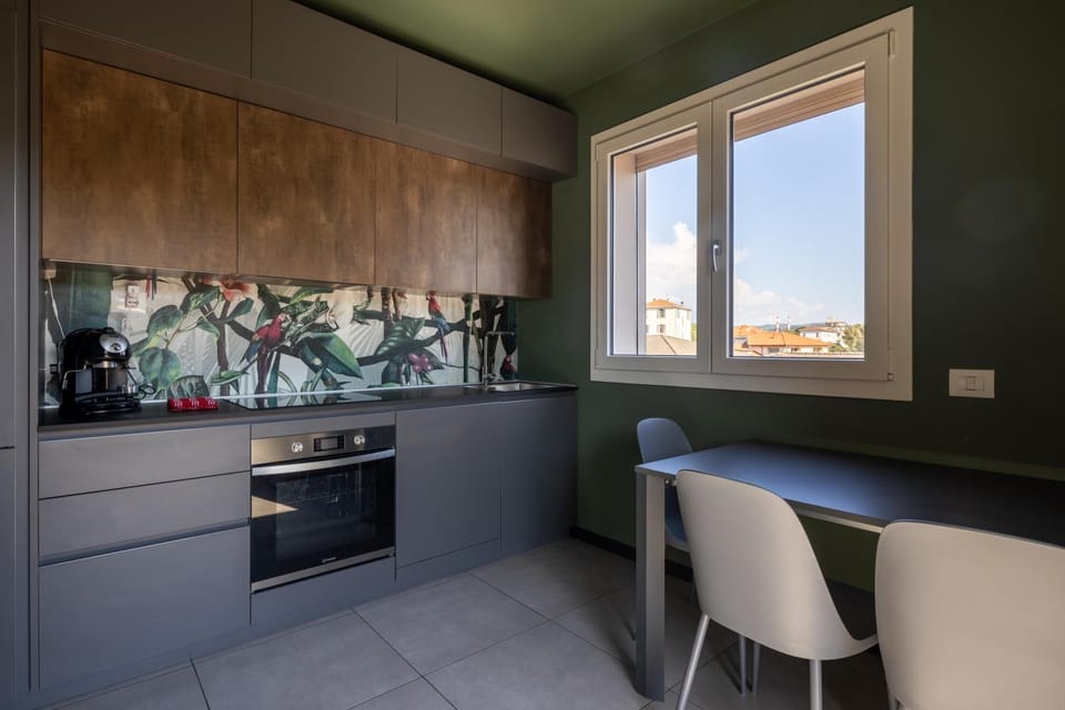 Kitchen or kitchenette, Dining area, stove