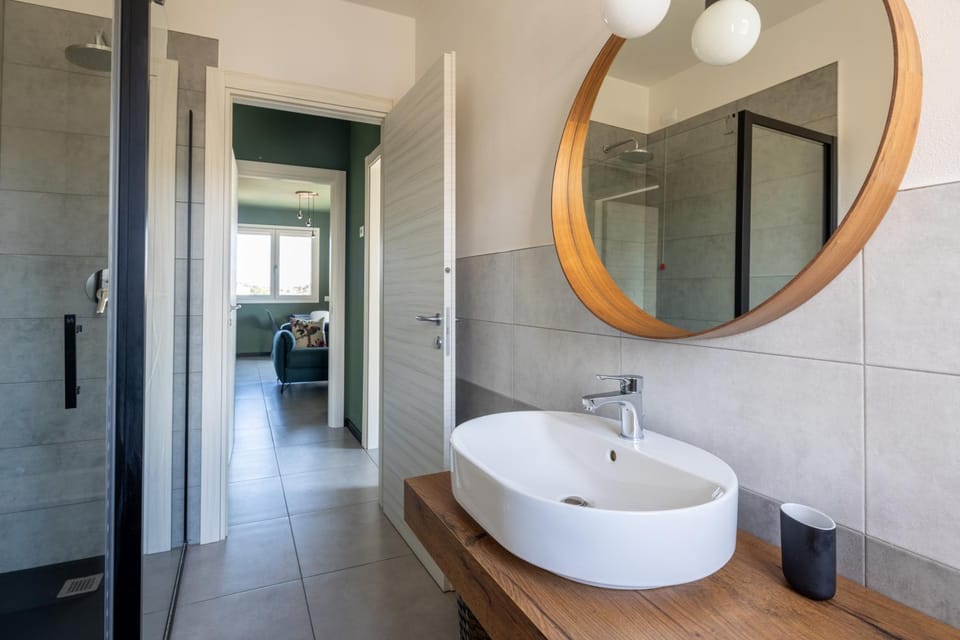 Shower, Toilet