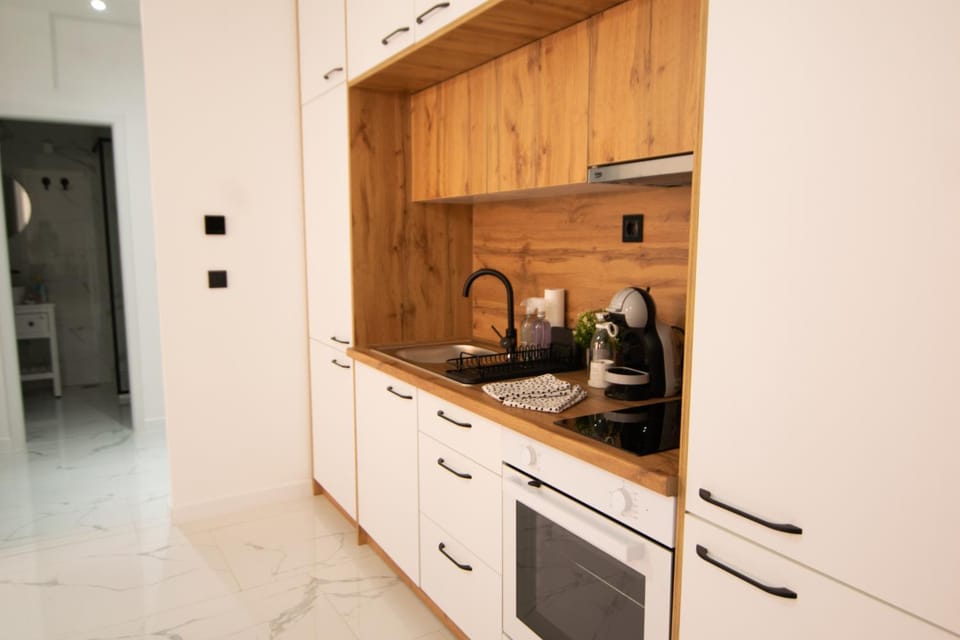 Coffee/tea facilities, Kitchen or kitchenette, stove, kitchen