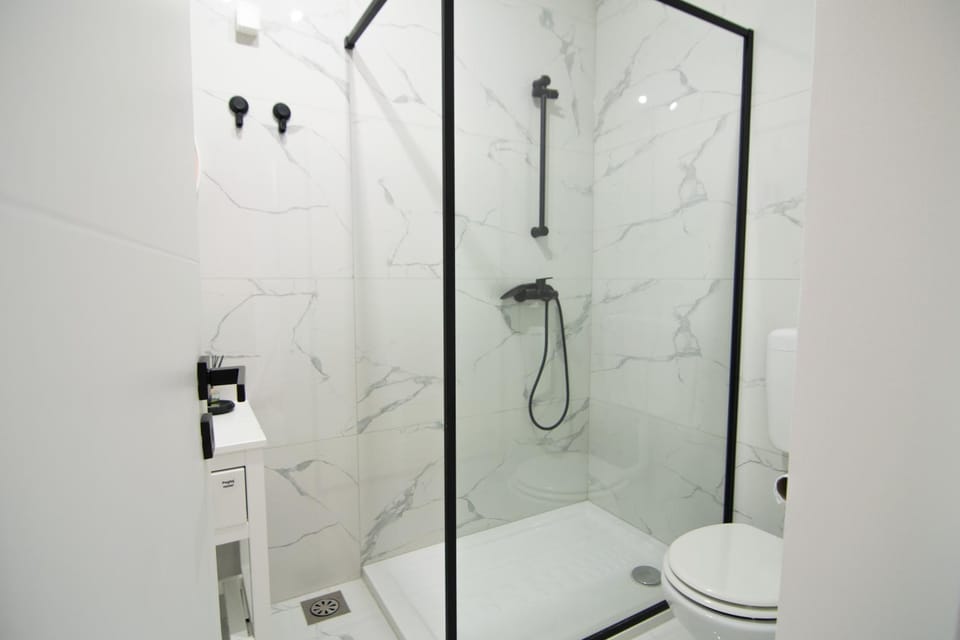Shower, Toilet, Bathroom, towels