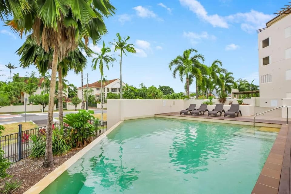 Sunrise Palms - Resort-style Escape by the Esplanade Apartment in Cairns