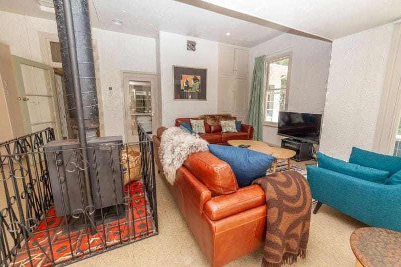 Communal lounge/ TV room, TV and multimedia, Living room, Seating area, Evening entertainment