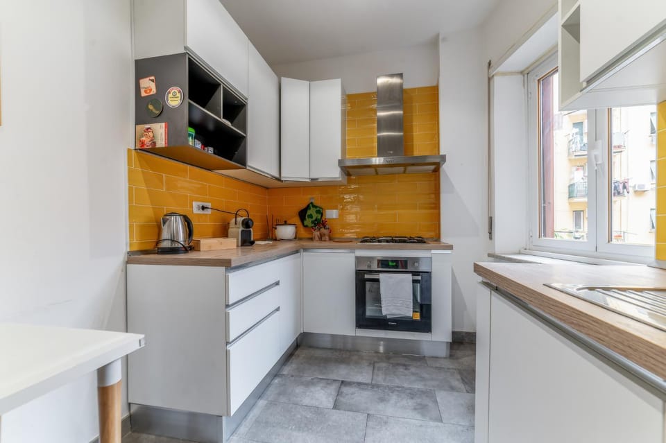 Coffee/tea facilities, Kitchen or kitchenette, oven, stove
