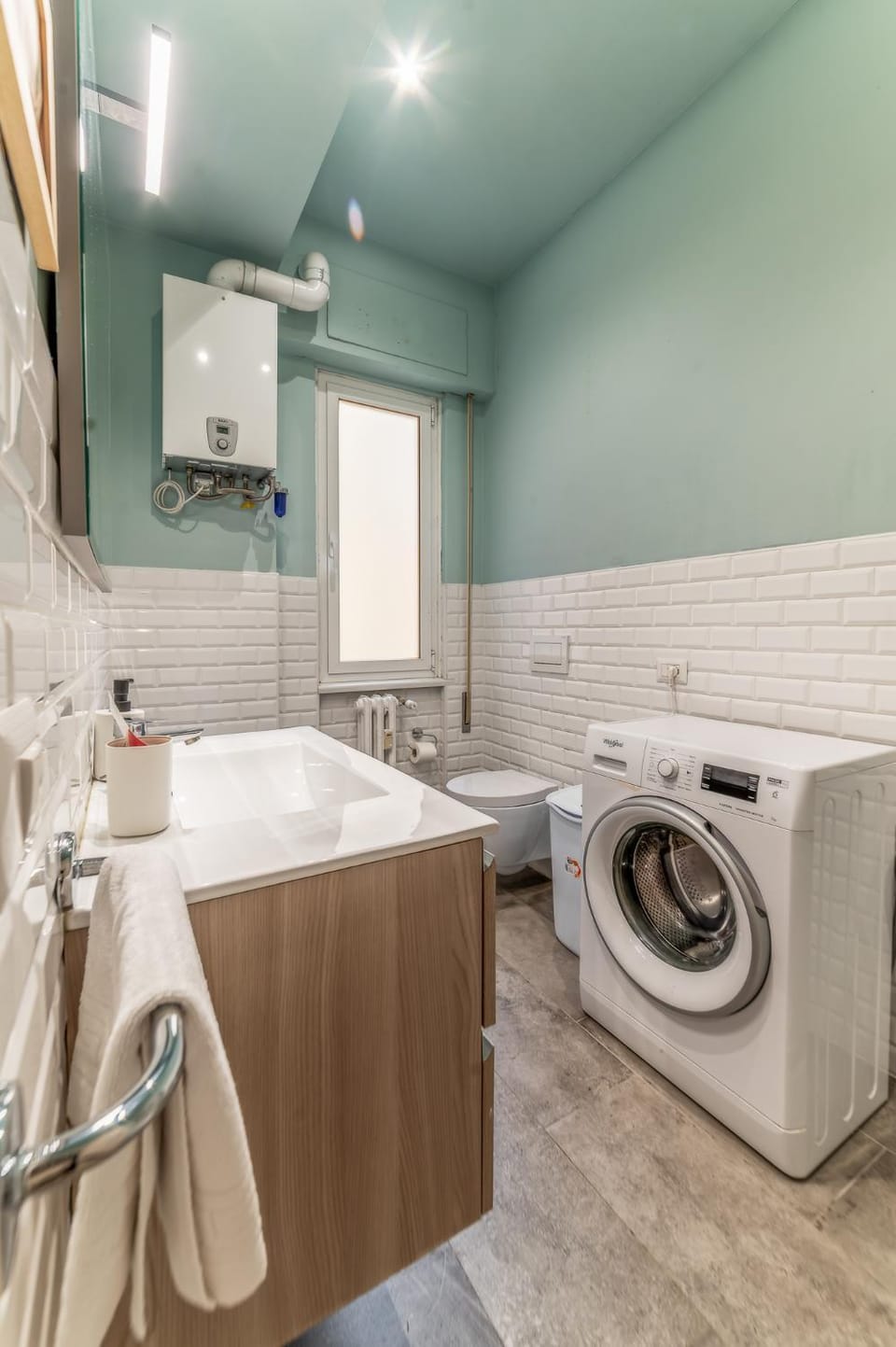 Bathroom, towels, washing machine