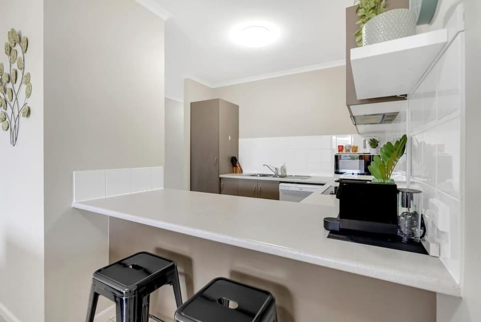 The Edge - Just Steps To Cairns Esplanade Frontage Apartment in Cairns