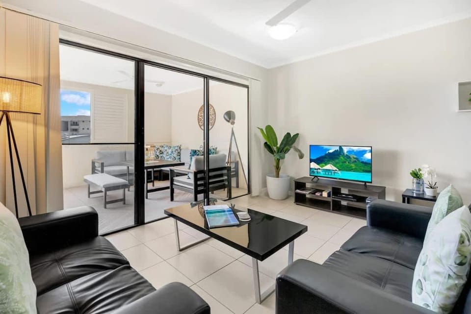 The Edge - Just Steps To Cairns Esplanade Frontage Apartment in Cairns