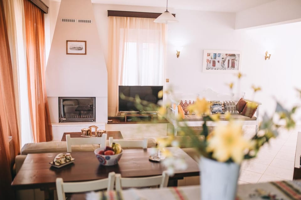 TV and multimedia, Living room, Seating area, Dining area, flat iron