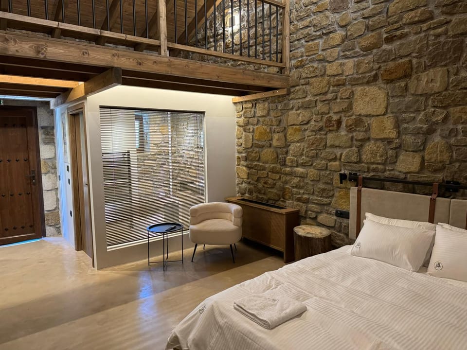 Bed, Living room, Photo of the whole room, Seating area, Bedroom