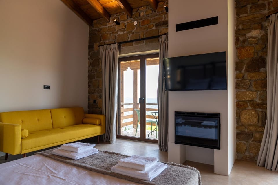 Bed, TV and multimedia, View (from property/room), View (from property/room), Living room, Photo of the whole room, Seating area, Bedroom, Mountain view, Mountain view, Sea view, Sea view, fireplace