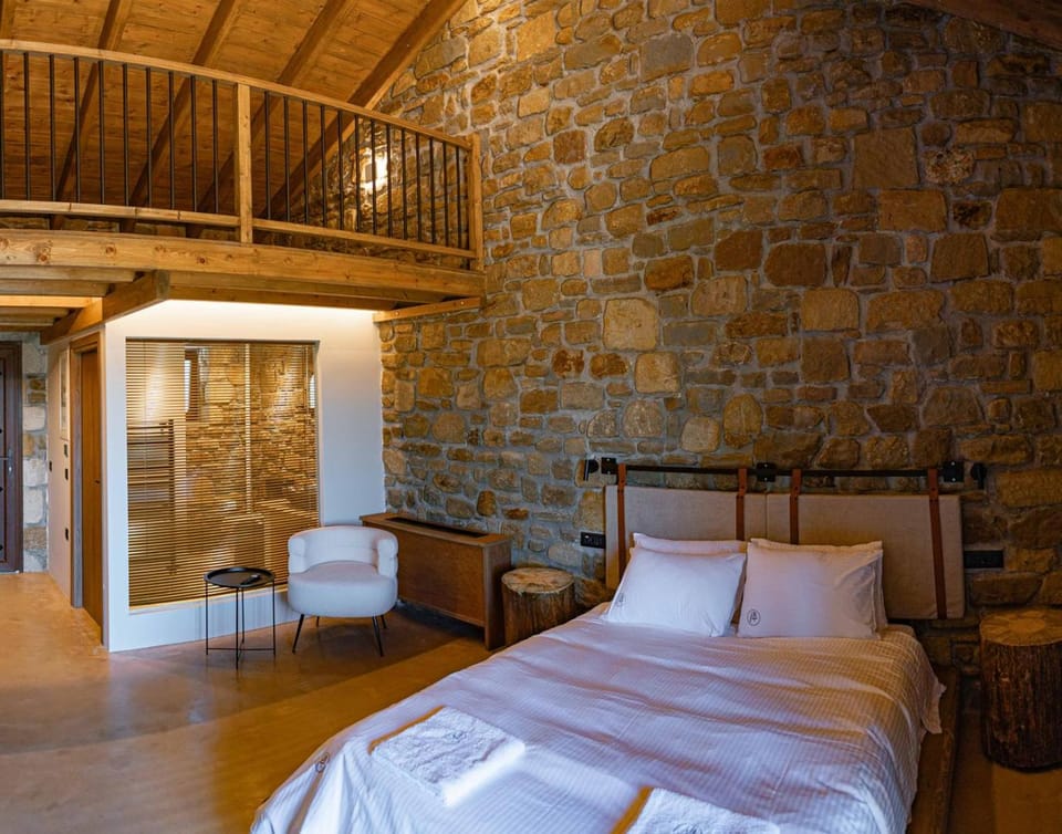 Toilet, Bed, Photo of the whole room, Seating area, Bedroom