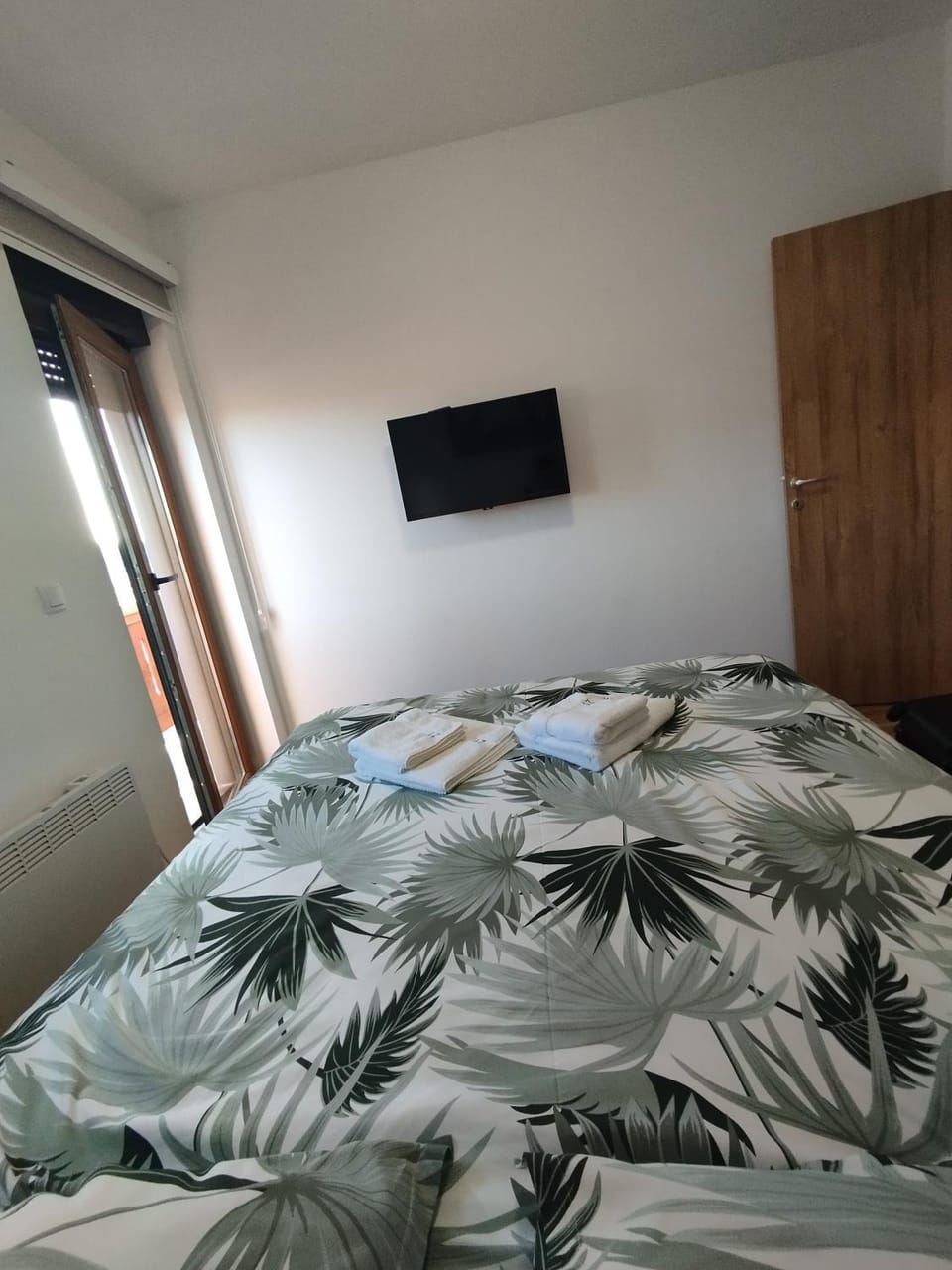TV and multimedia, Photo of the whole room, Bedroom