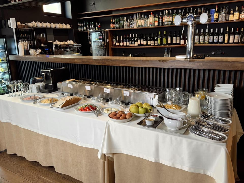 Restaurant/places to eat, Food and drinks, Food, Buffet breakfast, Drinks