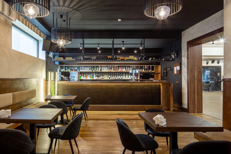Restaurant/places to eat, Lounge or bar, Food and drinks