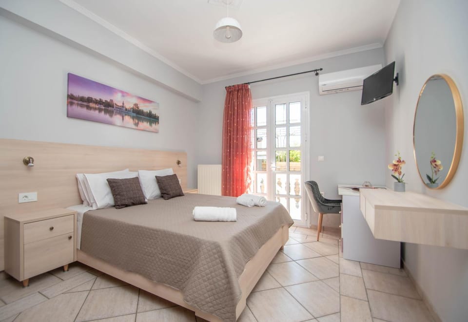 Bed, TV and multimedia, Photo of the whole room, Bedroom, towels