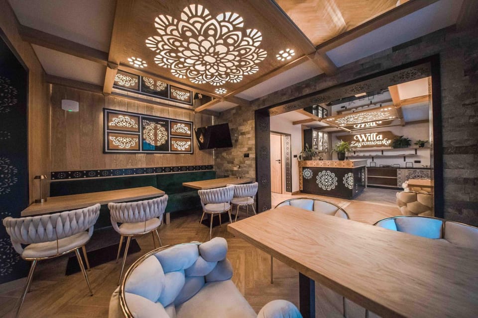 Restaurant/places to eat, Internal: Not applicable to any particular room