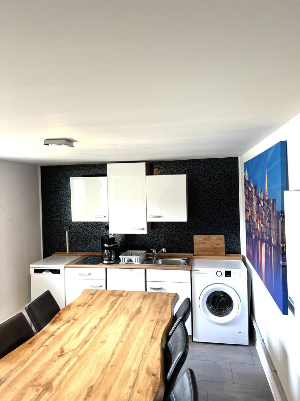 Kitchen or kitchenette, washing machine