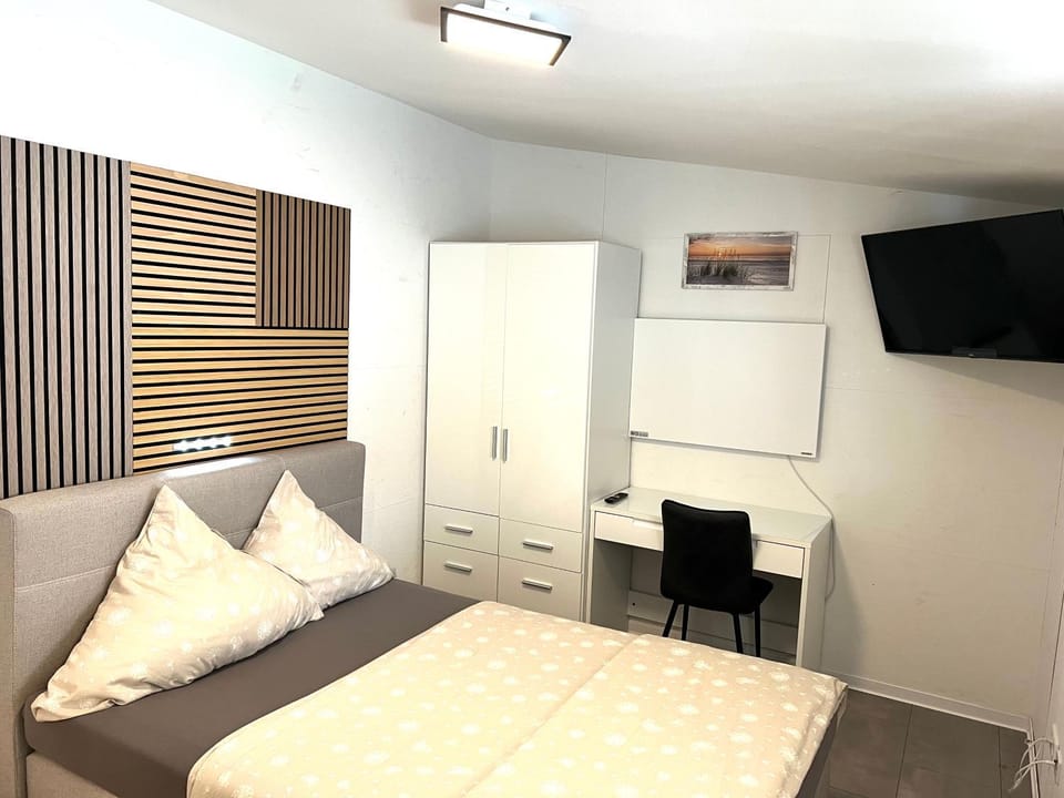 Bed, TV and multimedia, Bedroom, wardrobe