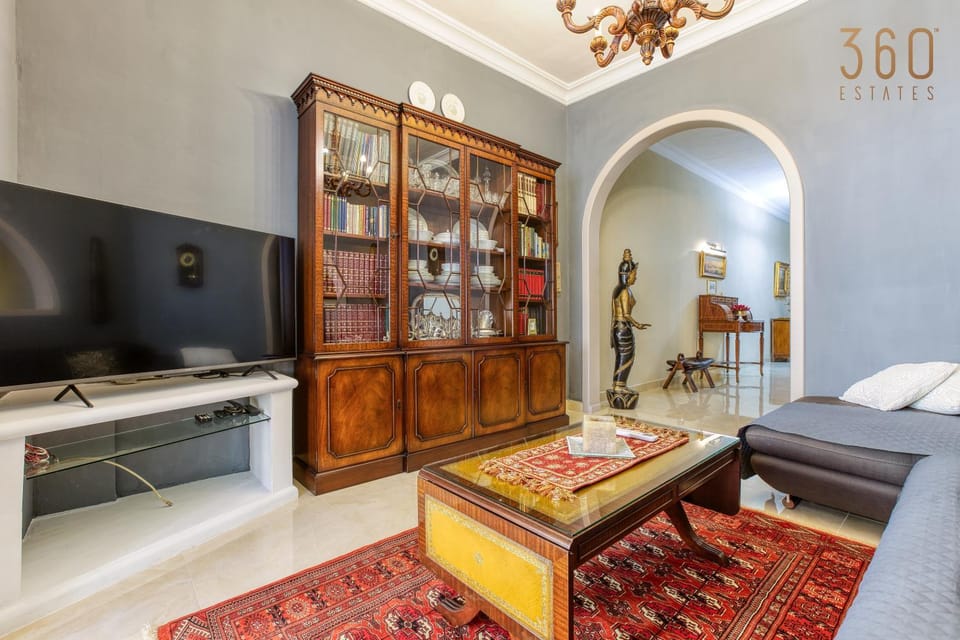 Bed, Library, TV and multimedia, Living room, Photo of the whole room, Seating area, Bedroom, hair dresser
