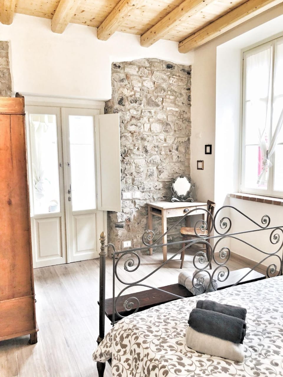 Bed, Photo of the whole room, Seating area, wardrobe