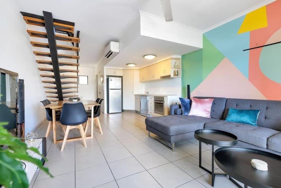 The Loft - Trendy Coastal Charm with Pool House in Cairns