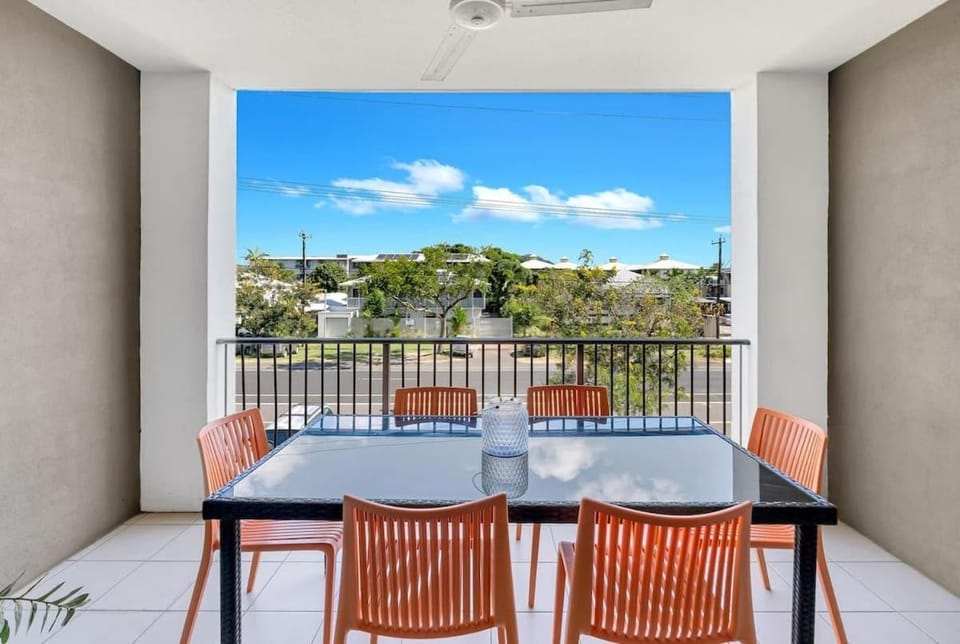 The Loft - Trendy Coastal Charm with Pool House in Cairns