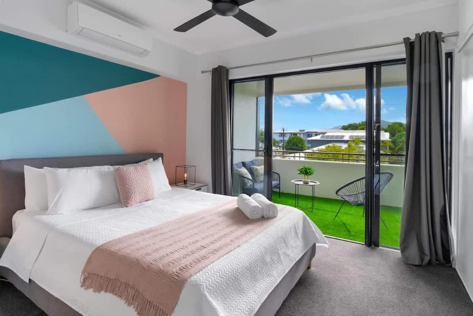 The Loft - Trendy Coastal Charm with Pool House in Cairns