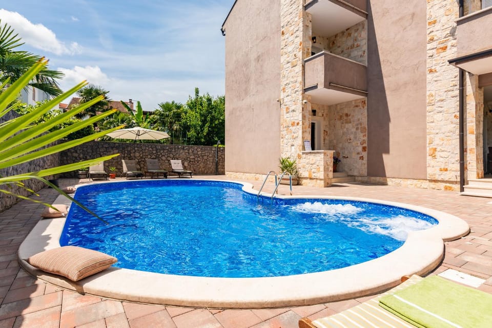 Hot Tub, Swimming pool
