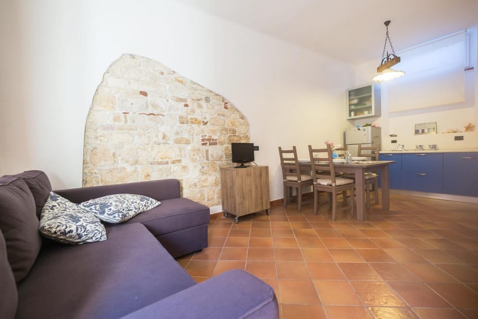 TV and multimedia, Seating area, Dining area