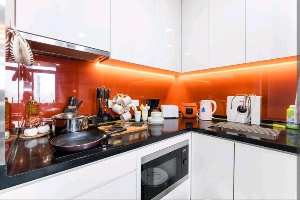 Kitchen or kitchenette, minibar