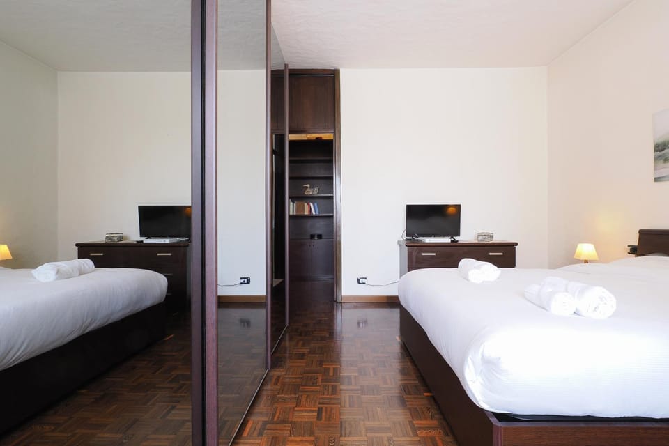 Bed, TV and multimedia, Photo of the whole room, Bedroom, wardrobe