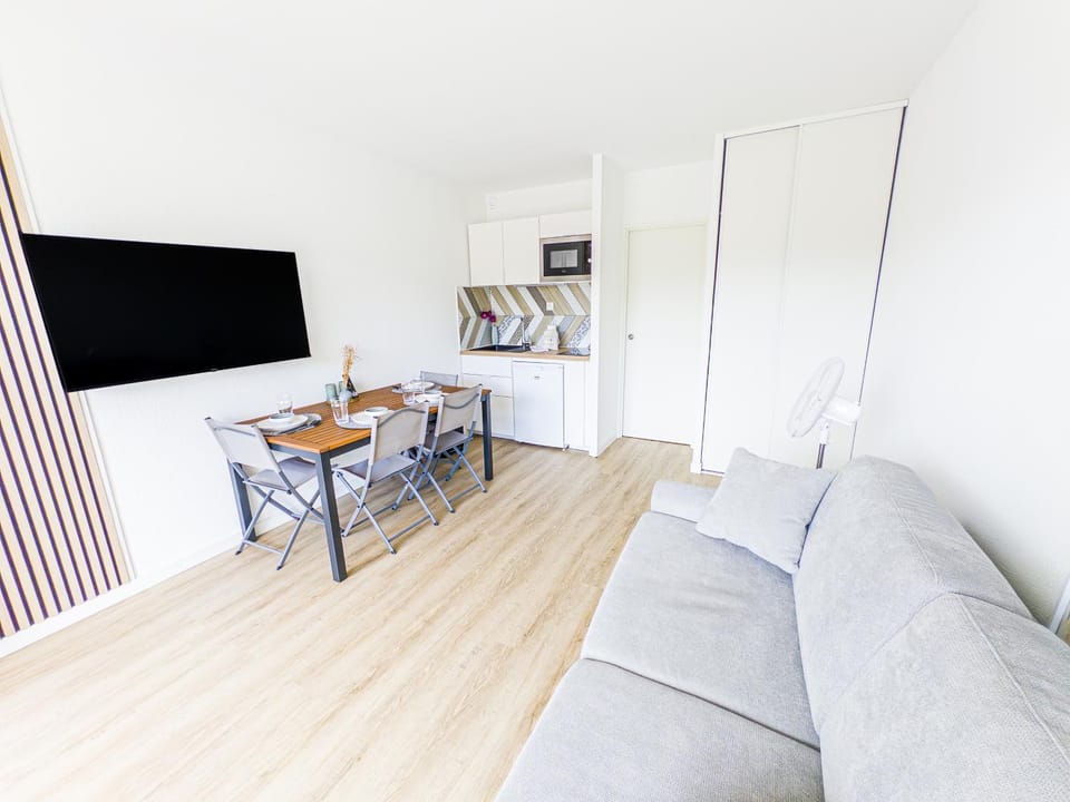TV and multimedia, Kitchen or kitchenette, Food and drinks, Seating area, Food, minibar